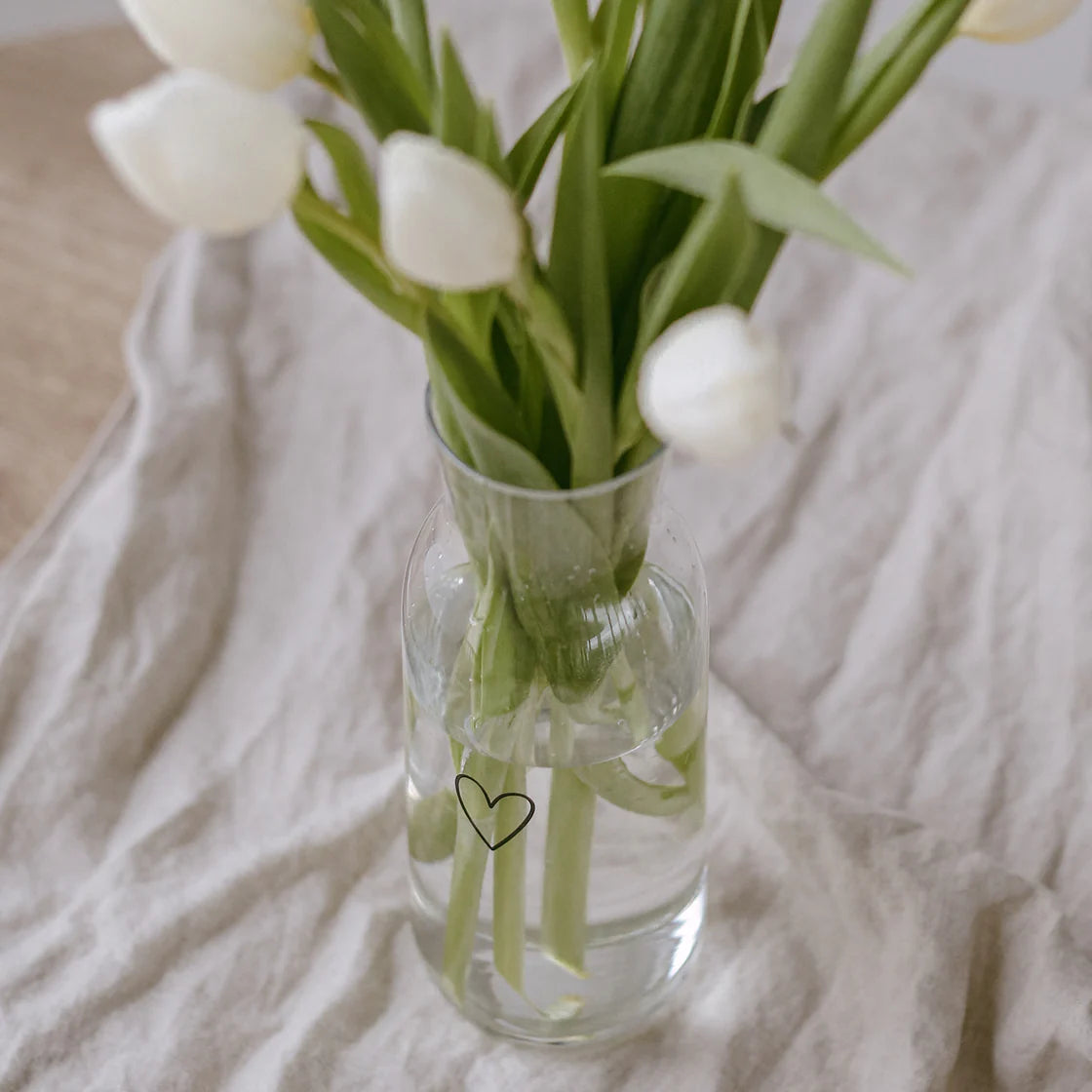 Caraffa in vetro trasparente con cuore nero, design scandinavo minimalista, ideale per servire acqua, succhi freschi o limonate fatte in casa, perfetta per l'arredamento casa moderno