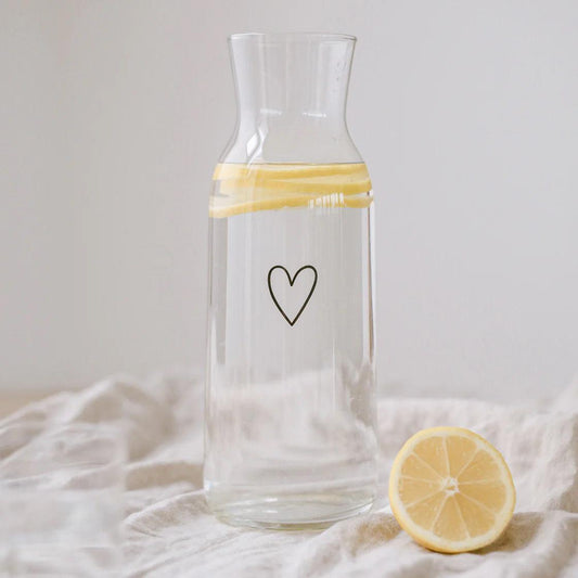 Caraffa in vetro trasparente con cuore nero, design scandinavo minimalista, ideale per servire acqua, succhi freschi o limonate fatte in casa, perfetta per l'arredamento casa moderno